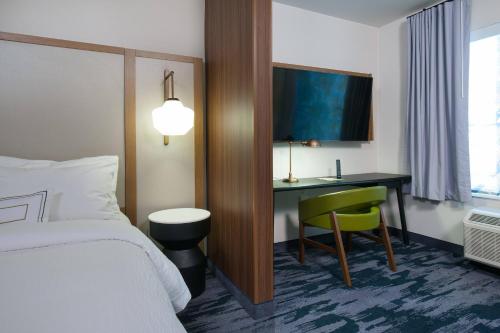 1 Bedroom Suite, 1 King, Sofa bed image 3