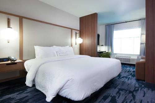 1 Bedroom Suite, 1 King, Sofa bed image 2