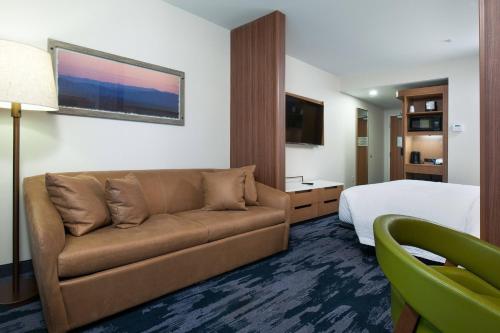 1 Bedroom Suite, 1 King, Sofa bed room in Fairfield Inn & Suites by Marriott Pittsburgh Downtown