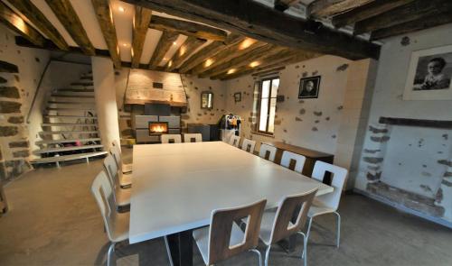 Maison spacieuse avec piscine chauffée gîte à louer Souillé