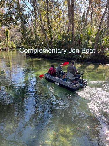 Main River Retreat hot tub, canoe with trolling motor in Spring Hill, USA