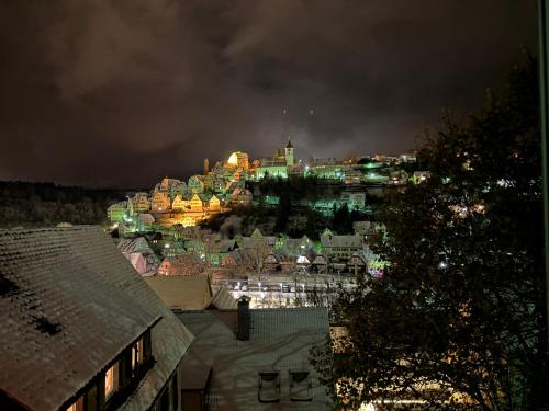 景觀, Retro Ferienwohnung mit Schlossblick im Nordschwarzwald in 阿爾滕施泰格