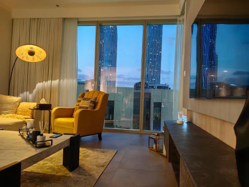 10 minutes to Airport 2BR Creek Harbour with Pool Ideal for Transit and Families, Dubai (photo 2)