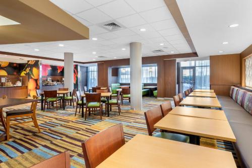 餐廳, Fairfield by Marriott Inn & Suites Mebane in 北卡羅來納州梅賓 (NC)