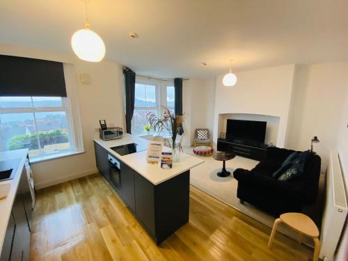 Seascape Seaview Apartment hot tub hire subject to availability - image 2
