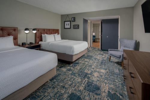 Executive Queen/Queen Suite with Sofa Bed image 3