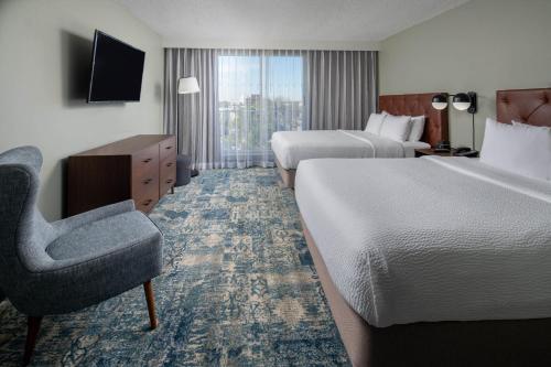 Executive Queen/Queen Suite with Sofa Bed