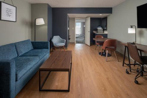 Deluxe Queen/Queen Suite with Sofa Bed image 5