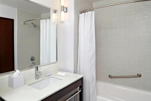 Guest Room, 1 King image 4