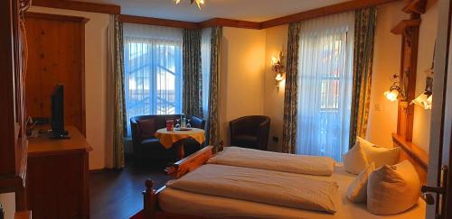 1 king bed, 1 sofa bed