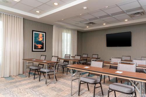 Fairfield Inn & Suites by Marriott Indianapolis Carmel - image 2