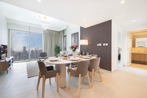 Premium 2 Bedroom High-Floor Apartment Offering Spectacular Burj Khalifa & Fountain Views, Steps Away from Dubai Mall - Downtown Dubai by Stayfinity - Max 8 Guests, Dubai