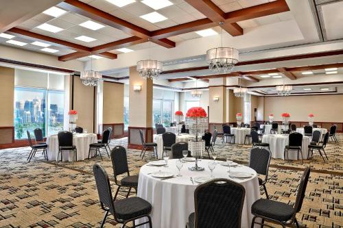 Four Points By Sheraton Calgary Airport - image 2