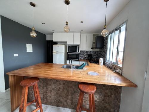 Amplia casa con barbacoa