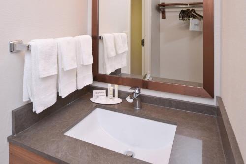 Fairfield Inn & Suites by Marriott Pittsburgh New Stanton - image 7