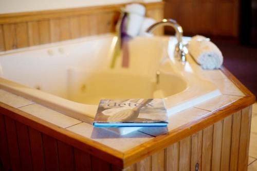 Savannah House Wine Country Inn & Cottages - 온수 욕조