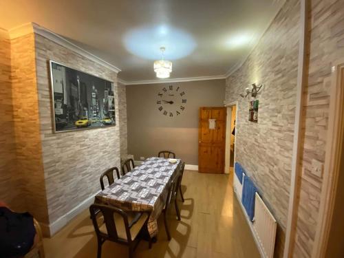 GO BIG ! Entire cozy House for max 8 people near city center, Manchester