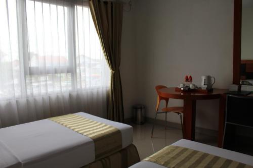 Hotel Grand Karawang Indah Hotel Grand Karawang Indah is conveniently located in the popular Karawang area. The hotel offers a high standard of service and amenities to suit the individual needs of all travelers. Facilities lik