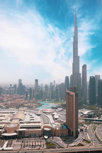 Premium 2 Bedroom High-Floor Apartment Offering Spectacular Burj Khalifa & Fountain Views, Steps Away from Dubai Mall - Downtown Dubai by Stayfinity - Max 8 Guests, Dubaï (photo 3)