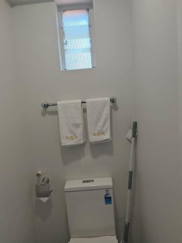 4 Beds including 1 Double Bed, 1 Single Beds, 2 Double Sofa Beds, Suite 2, 37 Totara Avenue, New Lynn, Auckland (Foto 7)