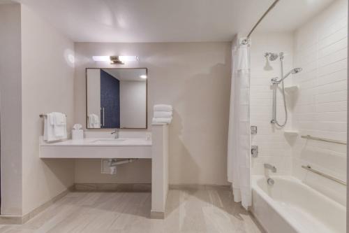 Fairfield Inn & Suites by Marriott Charlotte Belmont - image 6