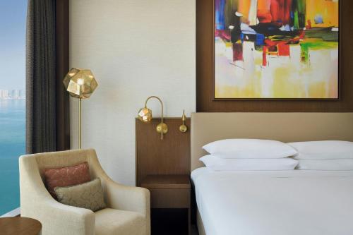 One-Bedroom King Suite with Partial Sea View - Executive Lounge Access image 3