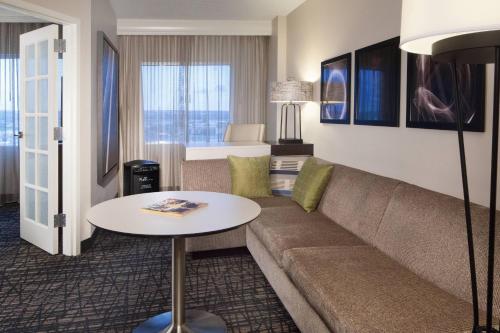 PURE One Bedroom Suite with One King Bed and Sofa Bed - Allergy Friendly image 9