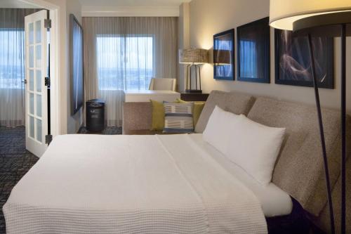 PURE One Bedroom Suite with One King Bed and Sofa Bed - Allergy Friendly image 5