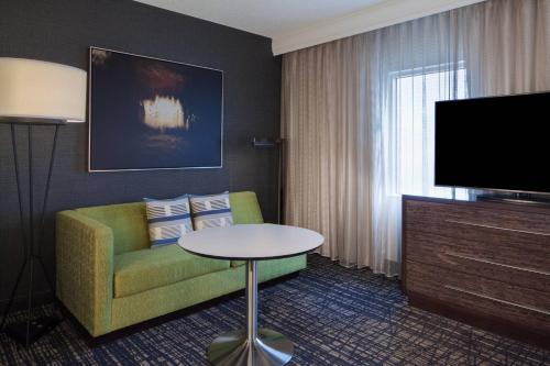 One-Bedroom Suite with Two Double Beds and Sofa Bed - High Floor image 3