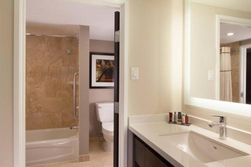 One-Bedroom Suite with Two Double Beds and Sofa Bed - High Floor image 1