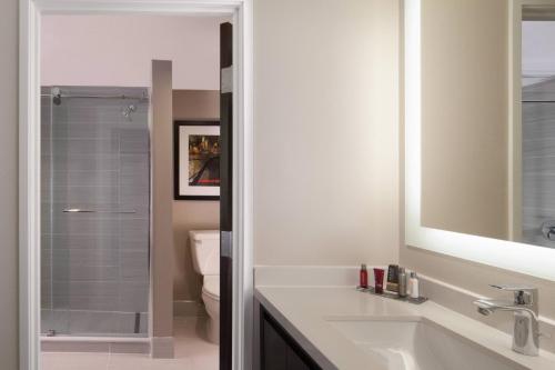 PURE One Bedroom Suite with One King Bed and Sofa Bed - Allergy Friendly image 4