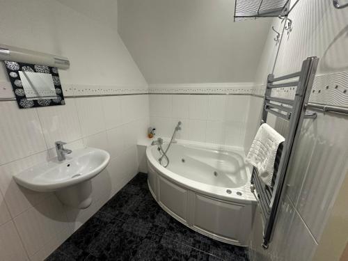 Contractor's Suite - Free Private Parking and 2 Bath