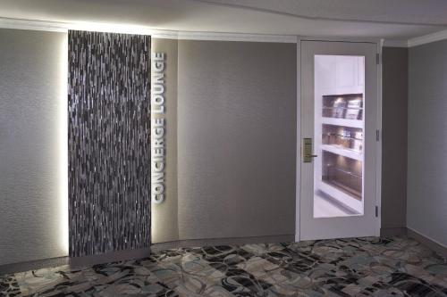 Detroit Marriott at the Renaissance Center - image 2