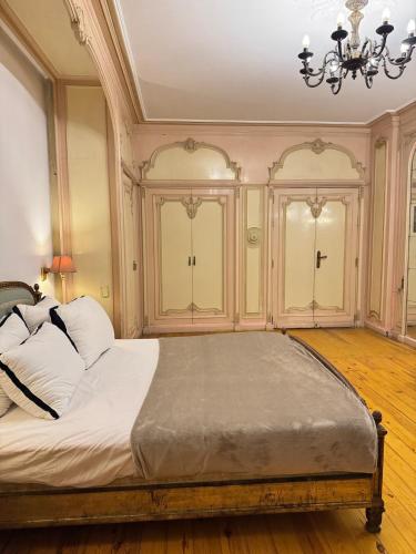 Prestigious Nilefront Residence, 5-Star Cairo Views - Tap to explore photos