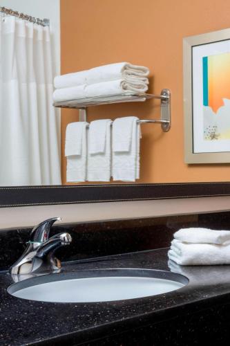 Fairfield Inn & Suites Victoria - main image