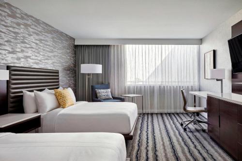 1 queen bed, 1 double bed