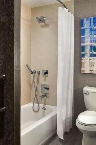Ventura Beach Marriott - image 9