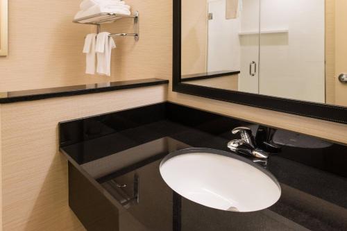 Fairfield Inn & Suites by Marriott Utica - image 6