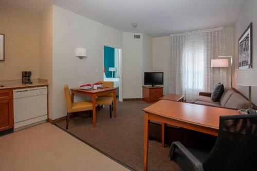 One-Bedroom Queen Suite