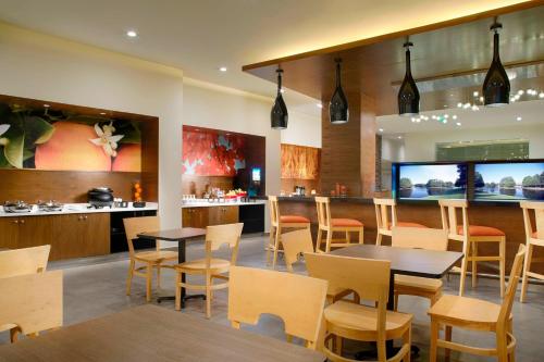 Food and beverages, Fairfield by Marriott Inn & Suites Villahermosa Tabasco in Villahermosa