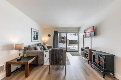 Inviting King Deluxe 1 BR Condo W/Lake view #141 at Donner Lake Village