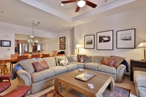 Lodges at Sunrise 3BR 3BA Luxury Ski On Ski Off Condo, Pool, Hot Tub, Gym, Sports Center, Killington