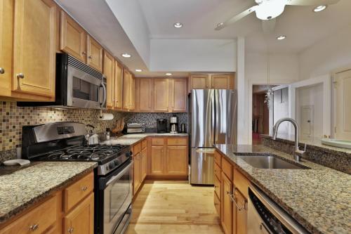 Lodges at Sunrise 3BR 3BA Luxury Ski On Ski Off Condo, Pool, Hot Tub, Gym, Sports Center, Killington (foto 8)