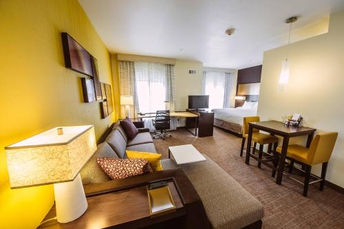 1 king bed, 1 sofa bed