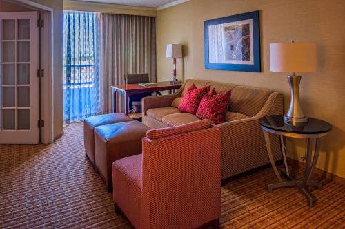One-Bedroom Suite with Sofa Bed image 3