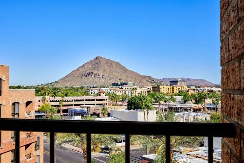 One-Bedroom Suite with Sofa Bed - Mountain View image 4