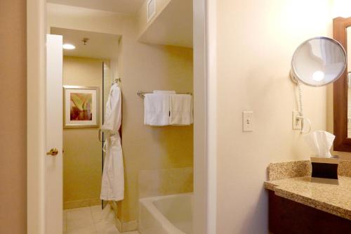 One-Bedroom Suite with Sofa Bed image 5