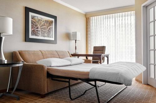 One-Bedroom Suite with Sofa Bed image 2