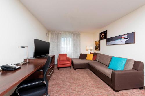 1 king bed, 1 queen bed, 1 sofa bed