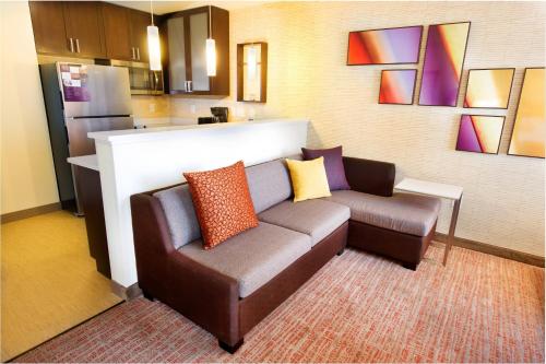 King Studio with Sofa Bed and Adapted Tub - Mobility Accessible